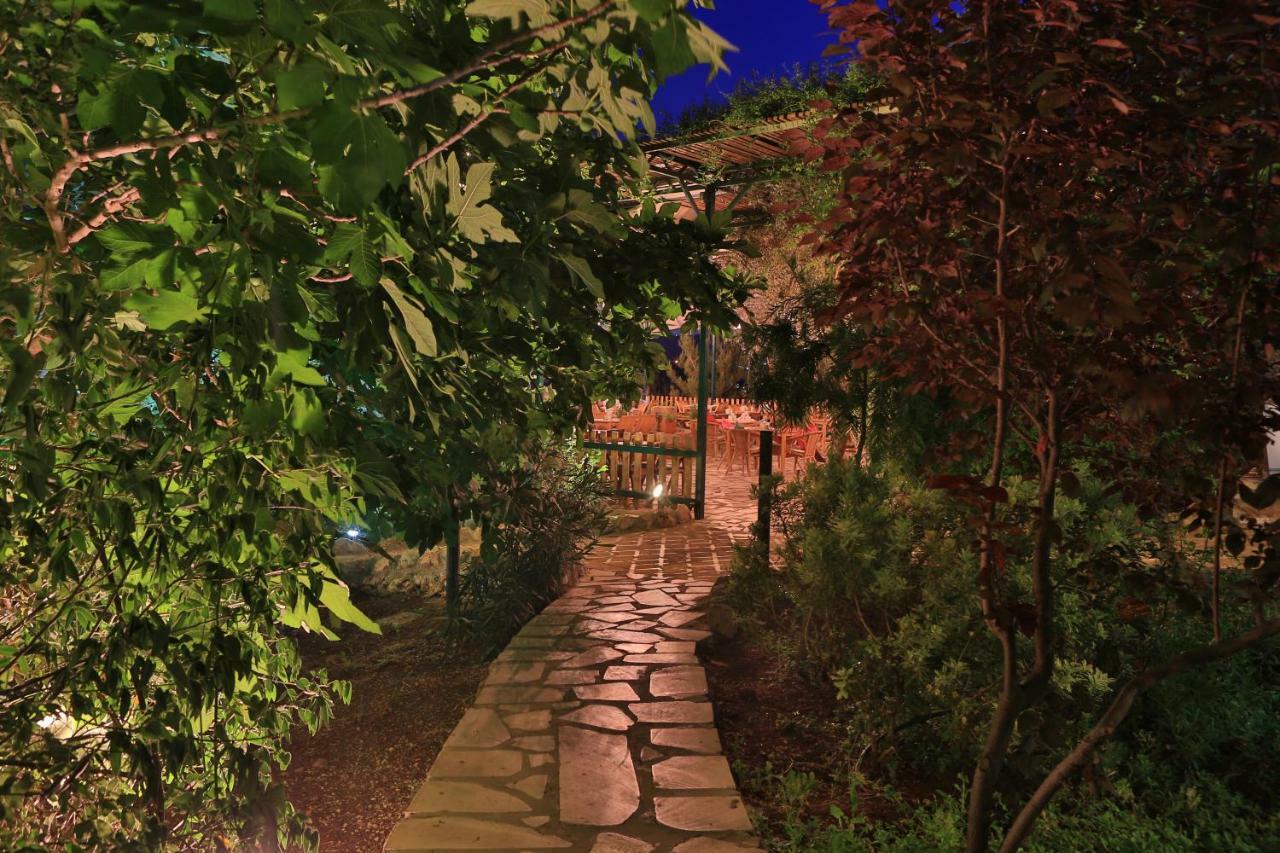 Mountain Breeze Lodge & Resort Al Szalt Kültér fotó